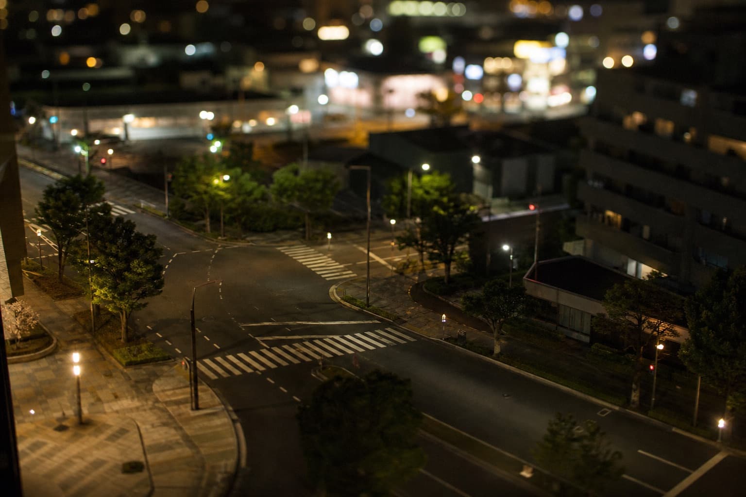 夜の交差点を上から見た街灯の光