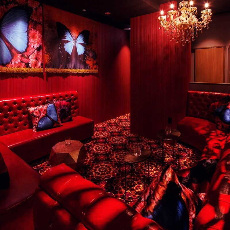 BAR FACEのシャンデリアと赤いソファ席