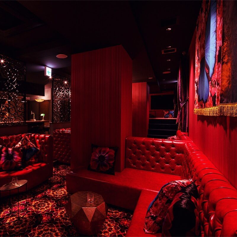 BAR FACEの階段脇のソファ席