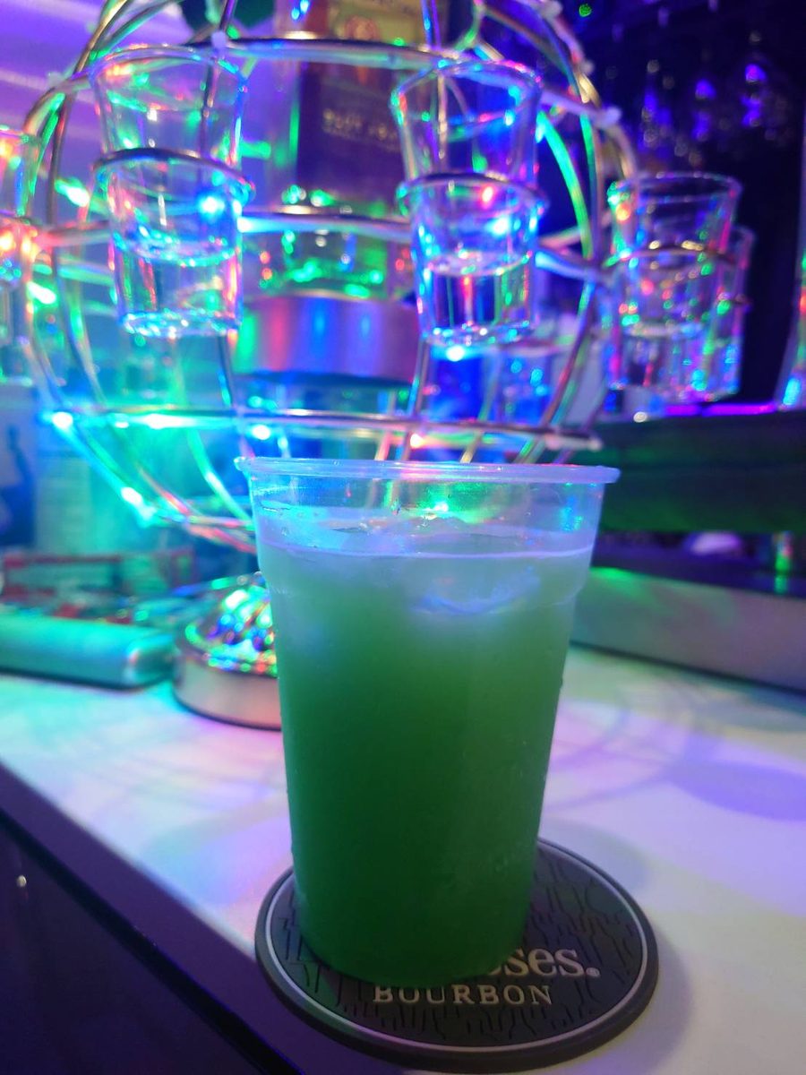PinkEROPEのドリンクとカウンター上のグラス