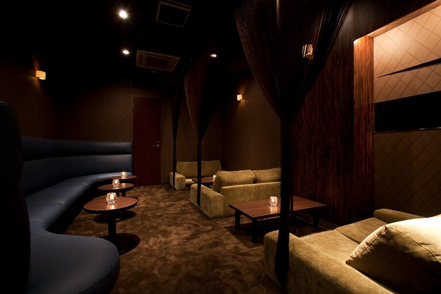 BAR SPEARのカウンター横のソファとテーブル