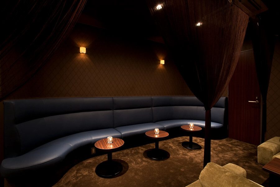 BAR SPEARのカーテンのある曲線型ソファ席
