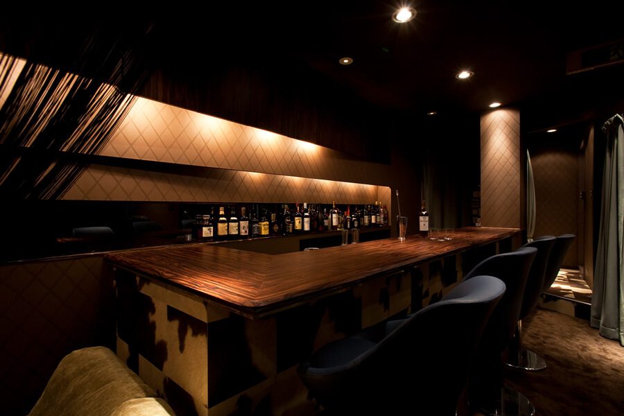 BAR SPEARのソファ側から見たバーカウンター