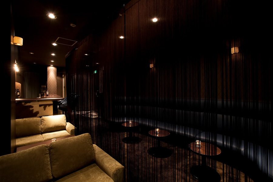 BAR SPEARの仕切り越しに見たソファ席とテーブル