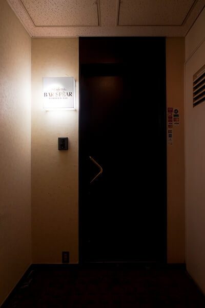 BAR SPEARの店舗入口の扉と看板